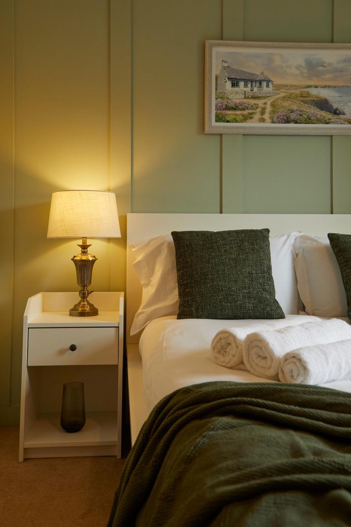 Stylish 2-Bedroom Apartment With Free Parking Halifax Exteriör bild