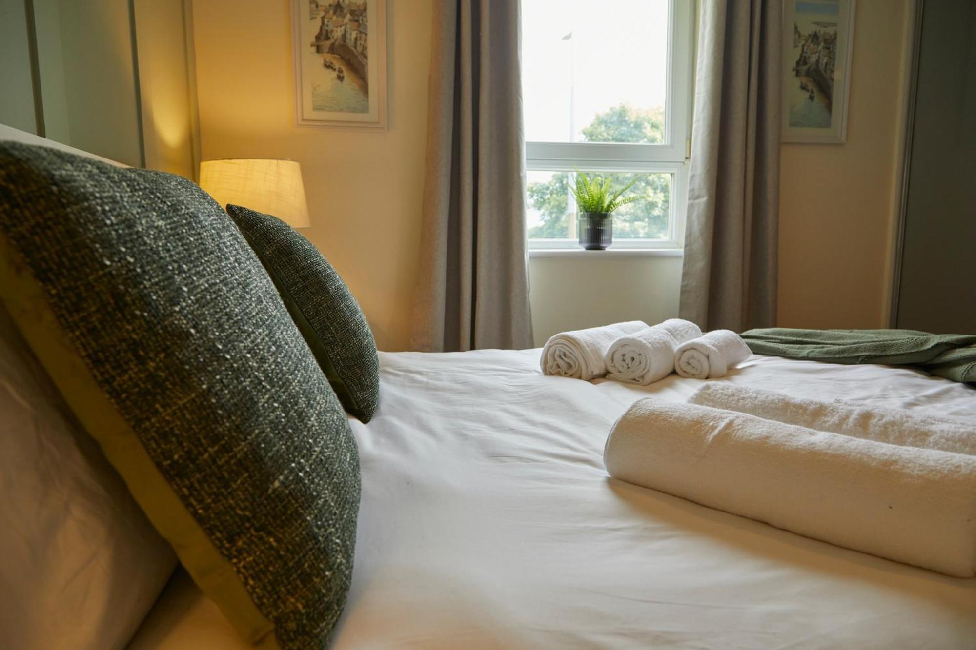 Stylish 2-Bedroom Apartment With Free Parking Halifax Exteriör bild
